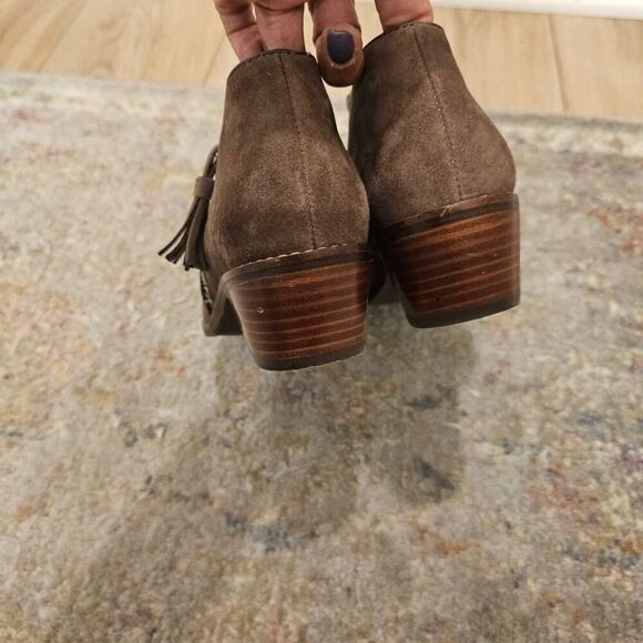Vionic Serena Brown Suede Booties Size 6
Heels height - 1 3/4" - Picture 5 of 7